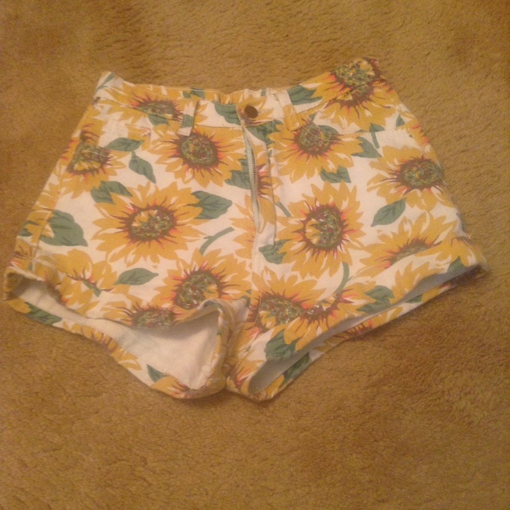 Sunflower shorts 🌻